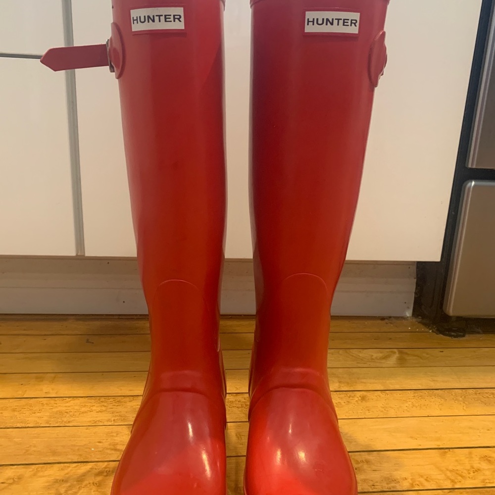 Red hunter rain boots with 2 sock inserts